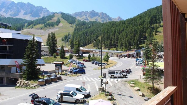 A mountain town with a parking lot, buildings, and a view of the mountains. - 100m from ski slopes, 2nd floor, balcony, tv, 65m², Vars (Vars)