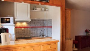 A compact kitchen with a microwave, kettle, and a sink. - 100m from ski slopes, 2nd floor, balcony, tv, 65m², Vars (Vars)