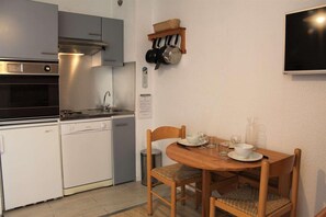 Kjøleskap, mikrobølgeovn, ovn og oppvaskmaskin