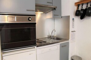 Jääkaappi, mikroaaltouuni, uuni, astianpesukone