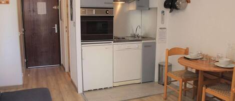 Réfrigérateur, micro-ondes, four, lave-vaisselle