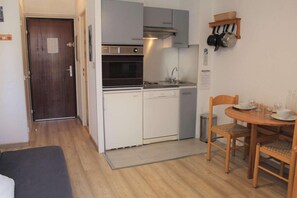 Réfrigérateur, micro-ondes, four, lave-vaisselle