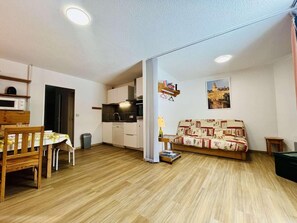 Living area - 100m from ski slopes, 1st floor, balcony, tv, ski locker, 55m², Vars (Vars)