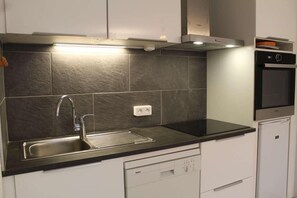 Een koelkast, een microgolfoven, een oven, een vaatwasser