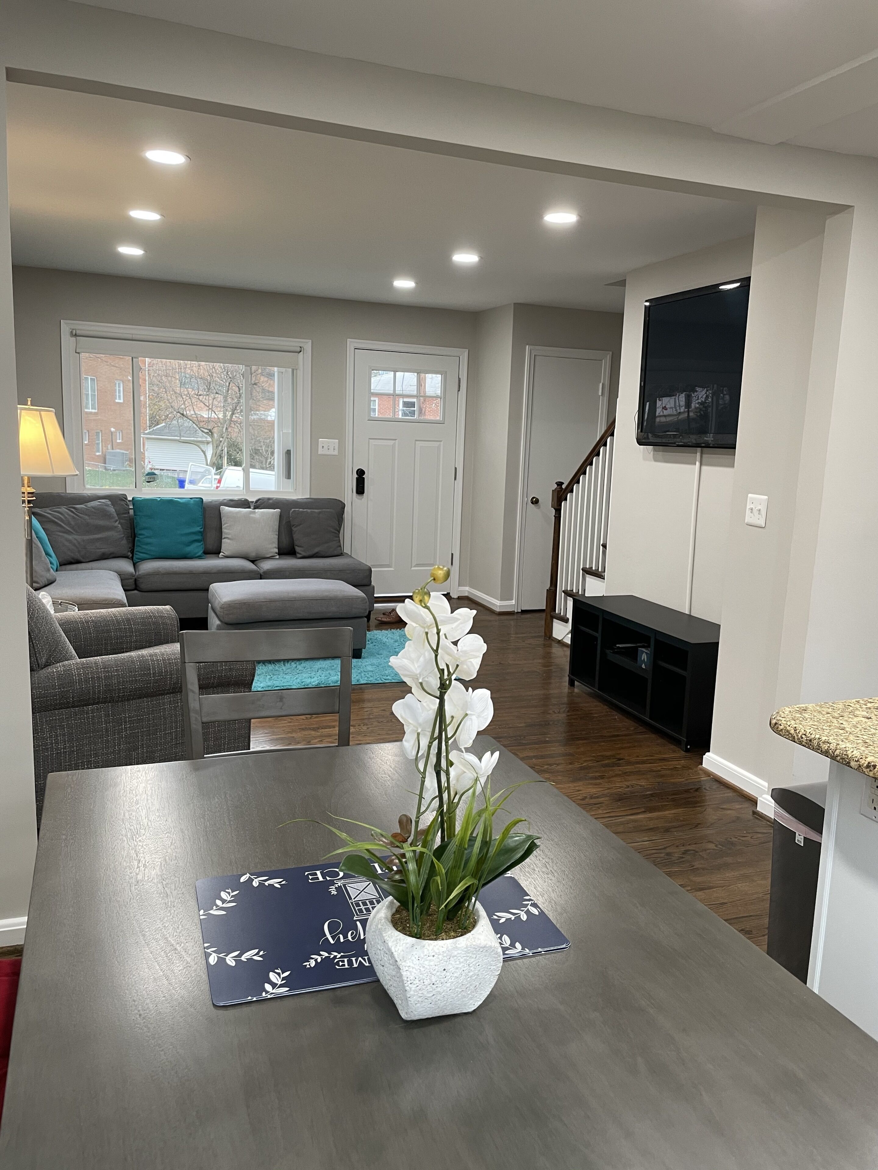 4 BEDROOM, 2 BATH CLOSE TO DCA WITH 4 FREE PARKING