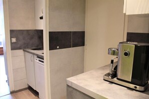 Kylskåp, mikrovågsugn, ugn och diskmaskin