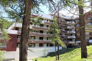 Exterior - 200m from resort center, 5th floor, view mountain, balcony, tv, 25m², Vars (Vars)