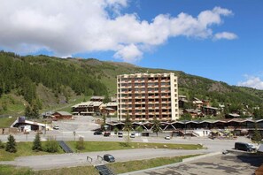 Situated in a mountainous area, this hotel offers stunning views of lush greenery and the surrounding landscape.