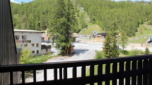 A mountain town with a ski lift, buildings, and a road leading up the hill. - 100m from ski slopes, 4th floor, balcony, tv, ski locker, 31m², Vars (Vars)