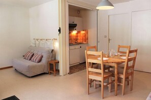 Living area - 100m from ski slopes, 5th floor, balcony, tv, ski locker, 38m², Vars (Vars)