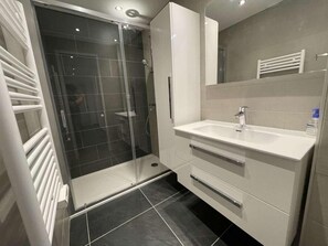 Bathroom - 100m from ski slopes, 3rd floor, balcony, tv, ski locker, 72m², Vars (Vars)