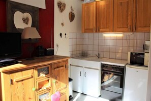 Fridge, microwave, oven, coffee/tea maker