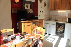 Kjøleskap, mikrobølgeovn, ovn og kaffetrakter/tekoker