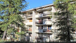 A multi-story building with balconies, surrounded by trees. - 350m from ski slopes, 3rd floor, balcony, 22m², Vars (Vars)