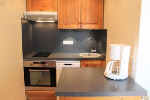 Fridge, oven, dishwasher, coffee/tea maker