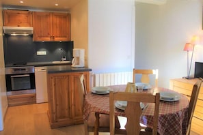 Fridge, oven, dishwasher, coffee/tea maker