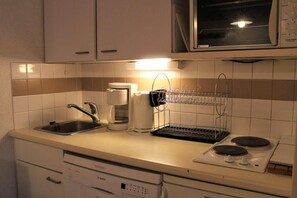 Kühlschrank, Mikrowelle, Ofen, Geschirrspüler