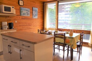 Kjøleskap, mikrobølgeovn, ovn og oppvaskmaskin