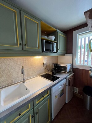 Jääkaappi, mikroaaltouuni, uuni, astianpesukone