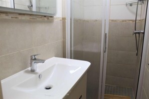 Shower - Resort center, 3rd floor, balcony, tv, 30m², Vars (Vars)