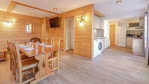 Ein modernes Blockhaus mit Essbereich, Küche und Waschmöglichkeiten.