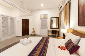 4 bedrooms, in-room safe, desk, iron/ironing board