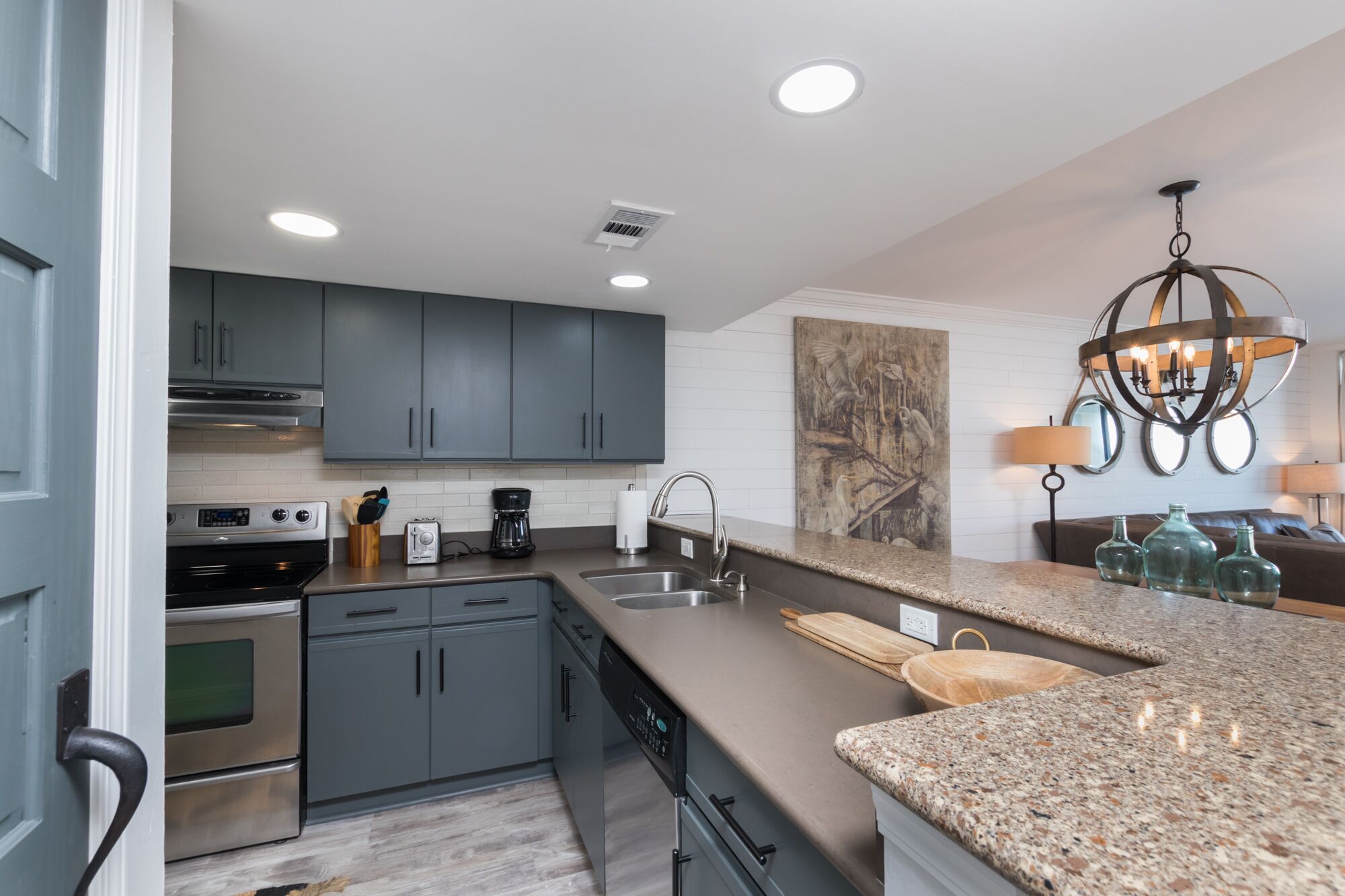 Upscale Waterfront 2BR 2 BA Condo, Steps to Beach, 2 Pools, 1 Mile to Flora-Bama