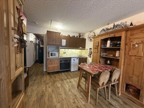 冰箱、微波炉、烤箱