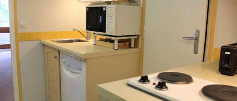 冷蔵庫、電子レンジ、オーブン、食器洗い機