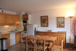 Réfrigérateur, four à micro-ondes, un four, lave-vaisselle