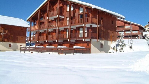 A wooden chalet with multiple balconies and a snow-covered roof. - 100m from ski slopes, 2nd floor, view ski slopes/mountain, tv, 60m², Les Saisies (Les Saisies)