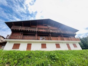 Exterior - 100m from ski slopes, 1st floor, view ski slopes/mountain, balcony, tv, ski locker, 31m² (Les Saisies)