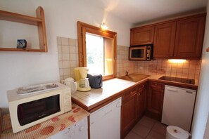 Réfrigérateur, micro-ondes, lave-vaisselle, cafetière/bouilloire