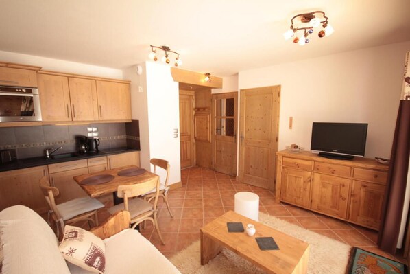 Living area - 350m from shops, Ground floor, view panoramic, swimming pool, terrace, tv, ski locker, 32m² (Villard-sur-Doron)