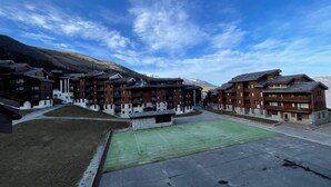 En stor byggnad med flera balkonger och en central innergård.