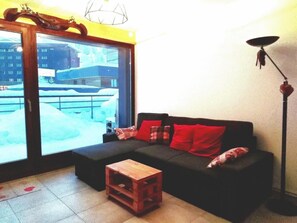 Living area - 50m from ski slopes, 3rd floor, view valley, balcony, parking, tv, ski locker, 57m², La Plagne (La Plagne)