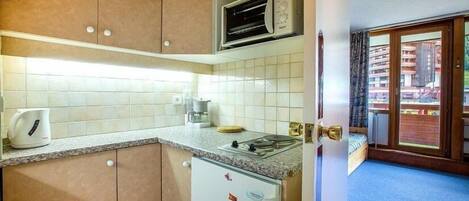 Fridge, microwave, oven, coffee/tea maker