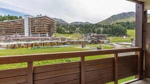 A hotel with a view of mountains and a large building labeled "LE FRANCE". - 5m from ski slopes, 1st floor, view ski slopes, balcony, tv, 21m², La Plagne (La Plagne)