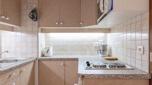 A compact kitchen with beige cabinets, a granite countertop, a kettle, a coffee maker, and a toaster. - 5m from ski slopes, 1st floor, view ski slopes, balcony, tv, 21m², La Plagne (La Plagne)