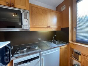 Fridge, microwave, oven, coffee/tea maker - Ski-in/ski-out & foot of the slopes, 4th floor, view ski slopes, balcony, tv, ski locker, 32m² (Valmorel)