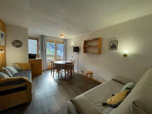 Living area - Ski-in/ski-out & foot of the slopes, 4th floor, view ski slopes, balcony, tv, ski locker, 32m² (Valmorel)