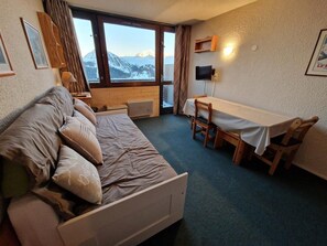 Interior - 10m from ski slopes, view mountain, balcony, tv, ski locker, 26m², La Plagne (La Plagne)