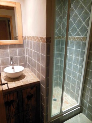 Shower - 50m from ski slopes, 3rd floor, balcony, tv, ski locker, 27m², Champagny-en-Vanoise (Champagny-en-Vanoise)