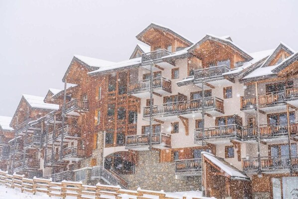 Exterior - 20m from ski lifts, Ground floor, fitness, swimming pool, balcony, tv, ski locker, 33m², Les Orres (Les Orres)