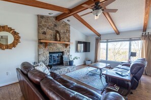 Smart TV, fireplace, ping pong, books