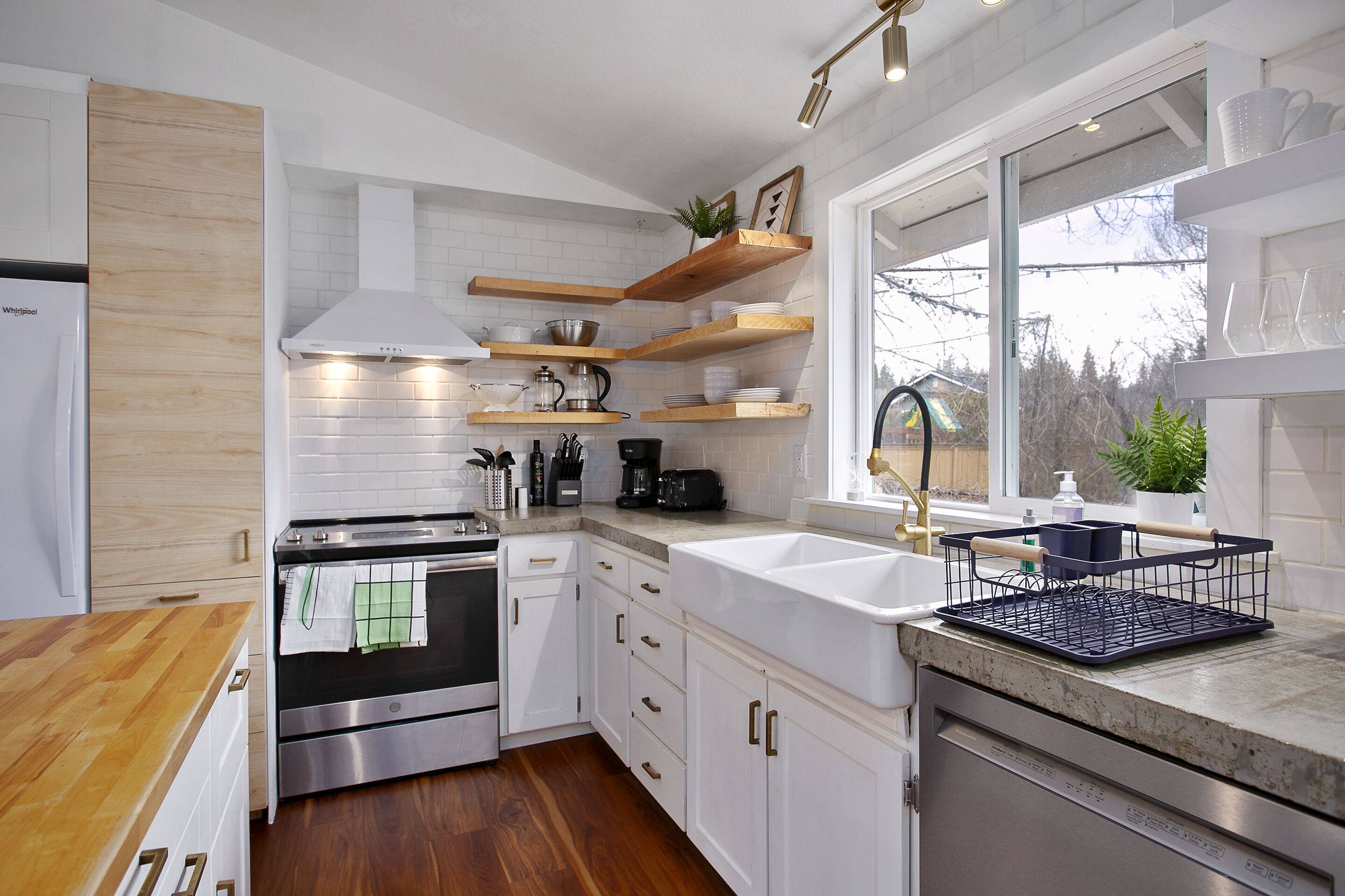 Light & bright 3-bedroom family home on quiet culdesac close to lake and trails