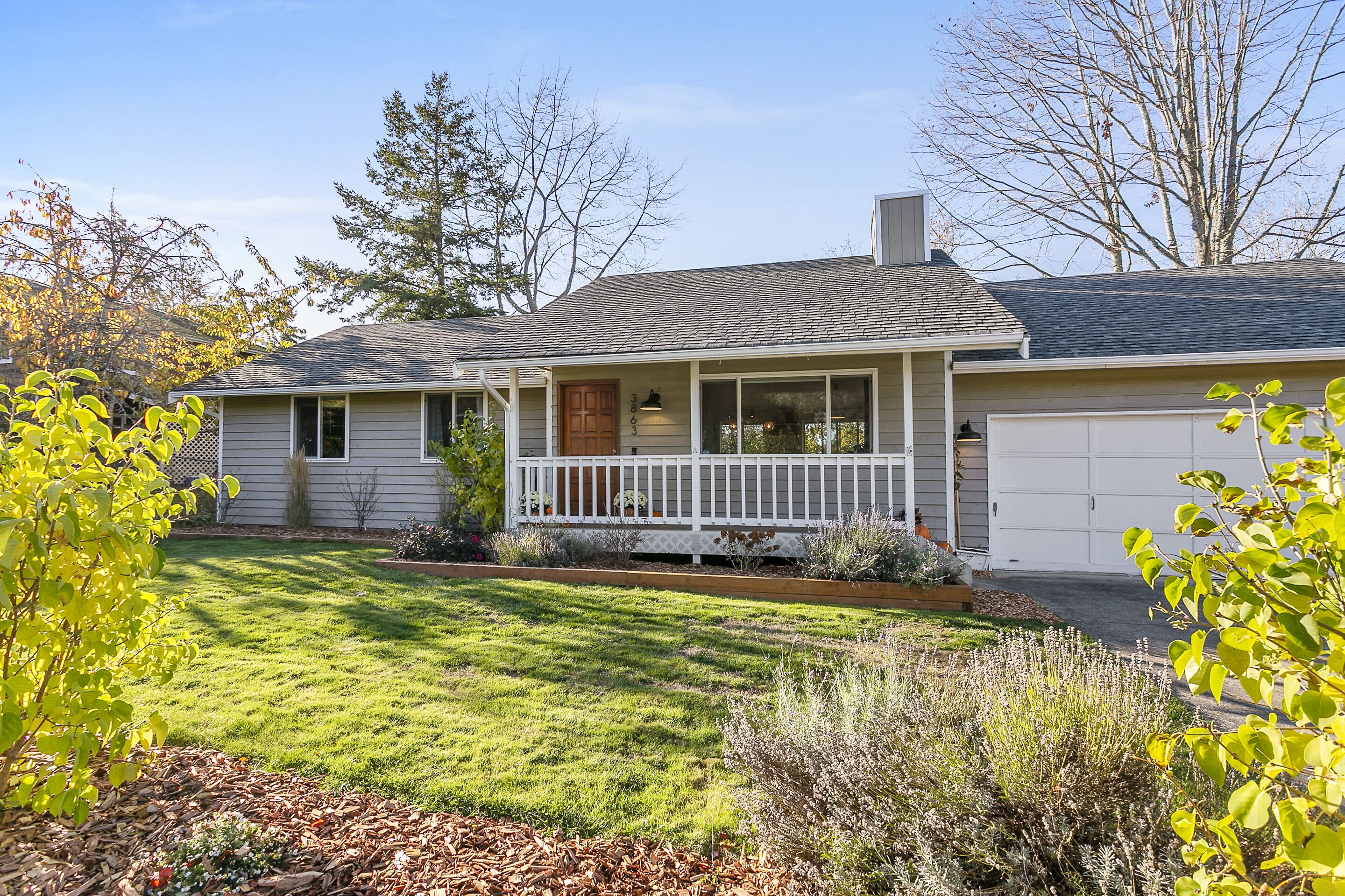 Light & bright 3-bedroom family home on quiet culdesac close to lake and trails