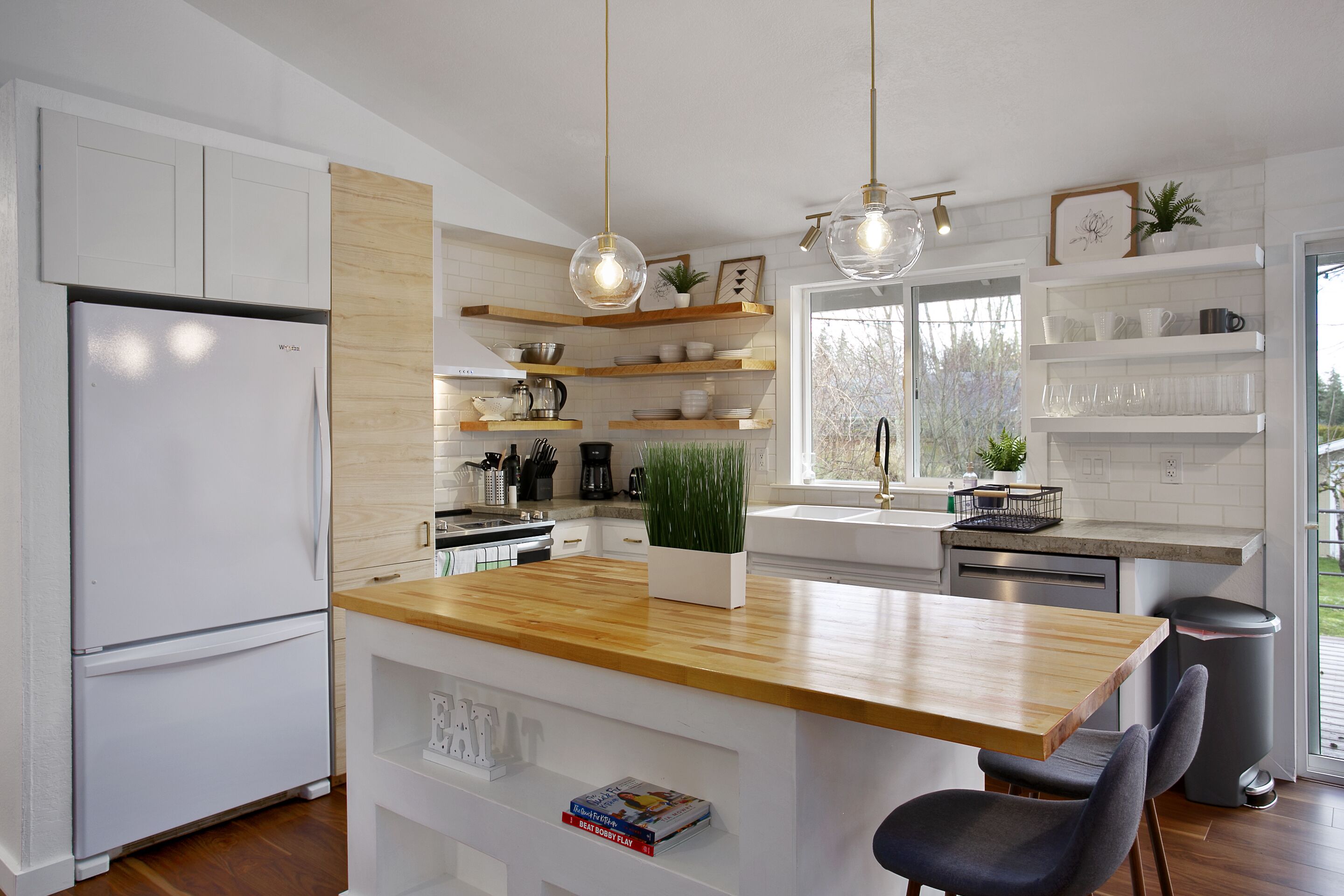 Light & bright 3-bedroom family home on quiet culdesac close to lake and trails