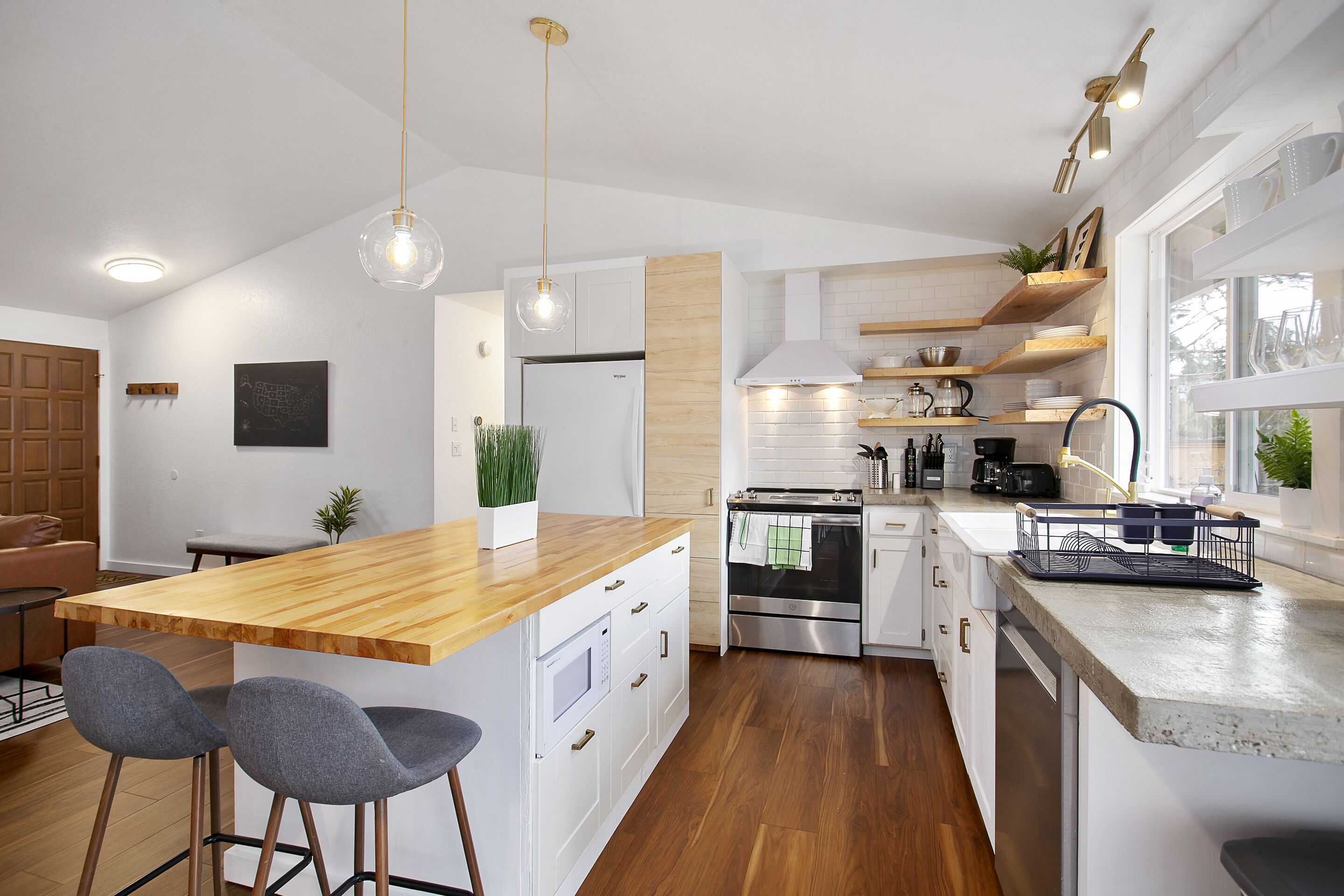 Light & bright 3-bedroom family home on quiet culdesac close to lake and trails