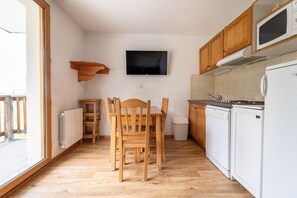 Fridge, microwave, dishwasher - 300m from shops, swimming pool, tv, ski locker, 34m², Les Orres (Les Orres)
